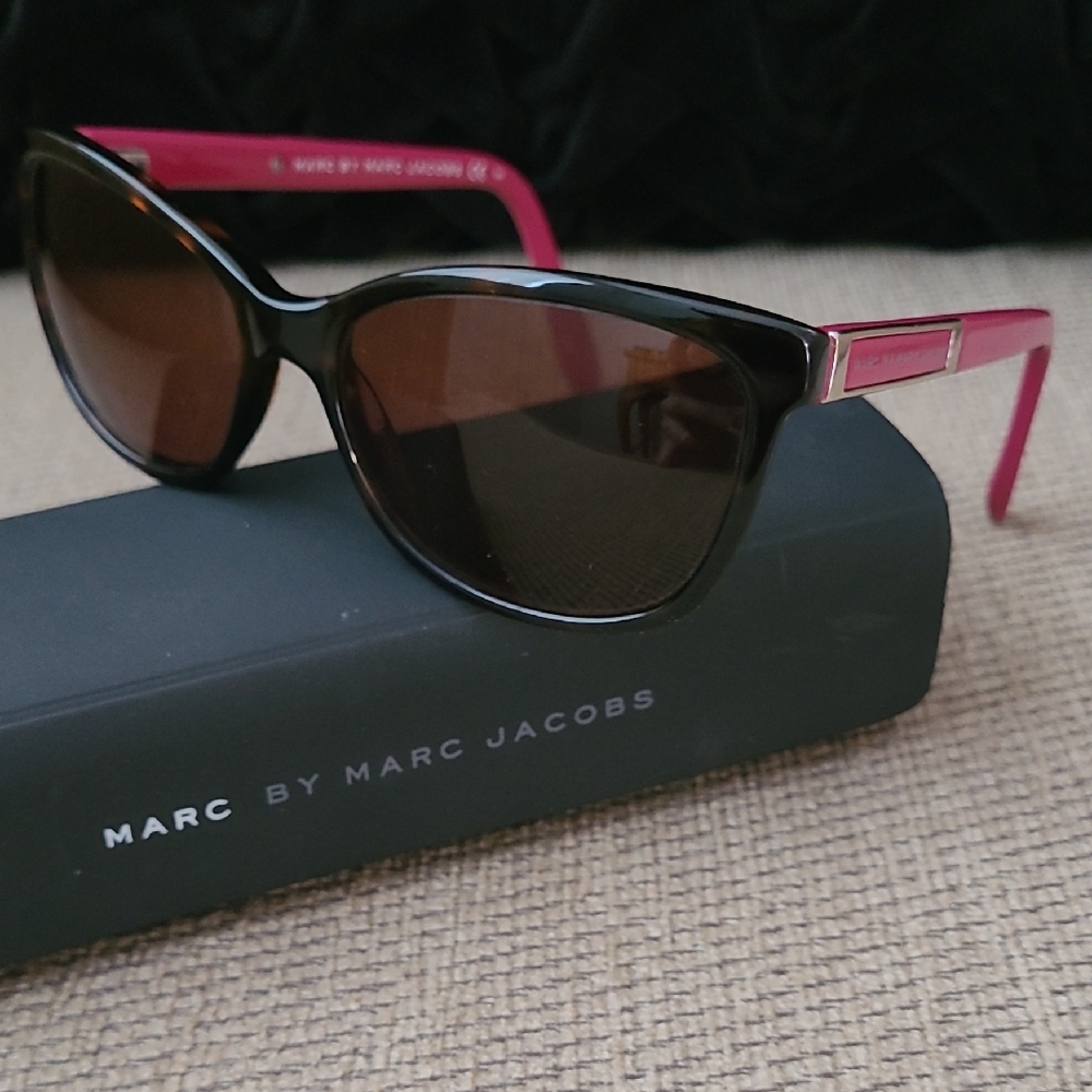 MARC BY MARC JACOBS MAGENTA TORTOISE SUNGLASSES